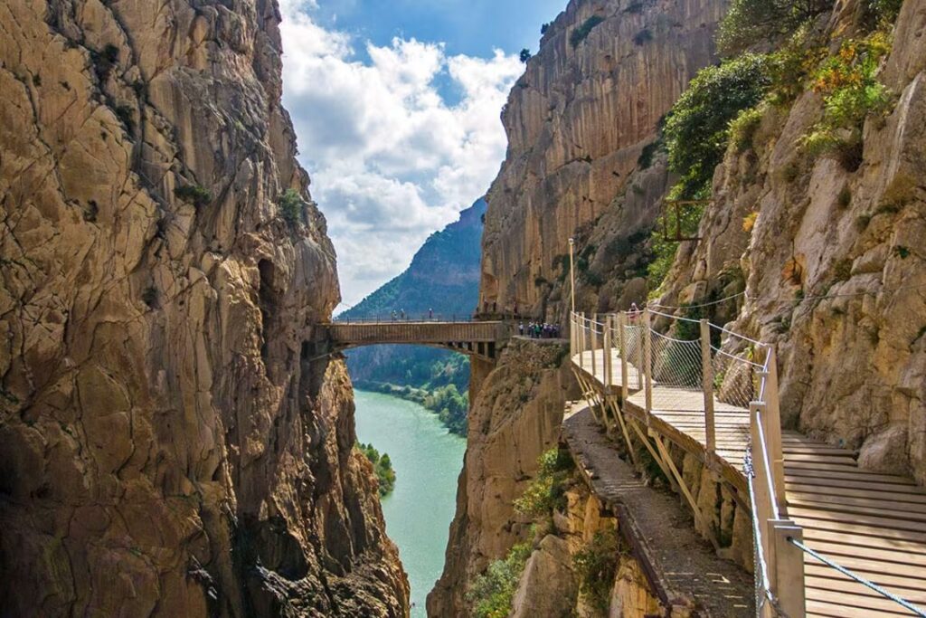 Passerelle du Caminito del Rey accrochée à la falaise des gorges de los Gaitanes, en Andalousie