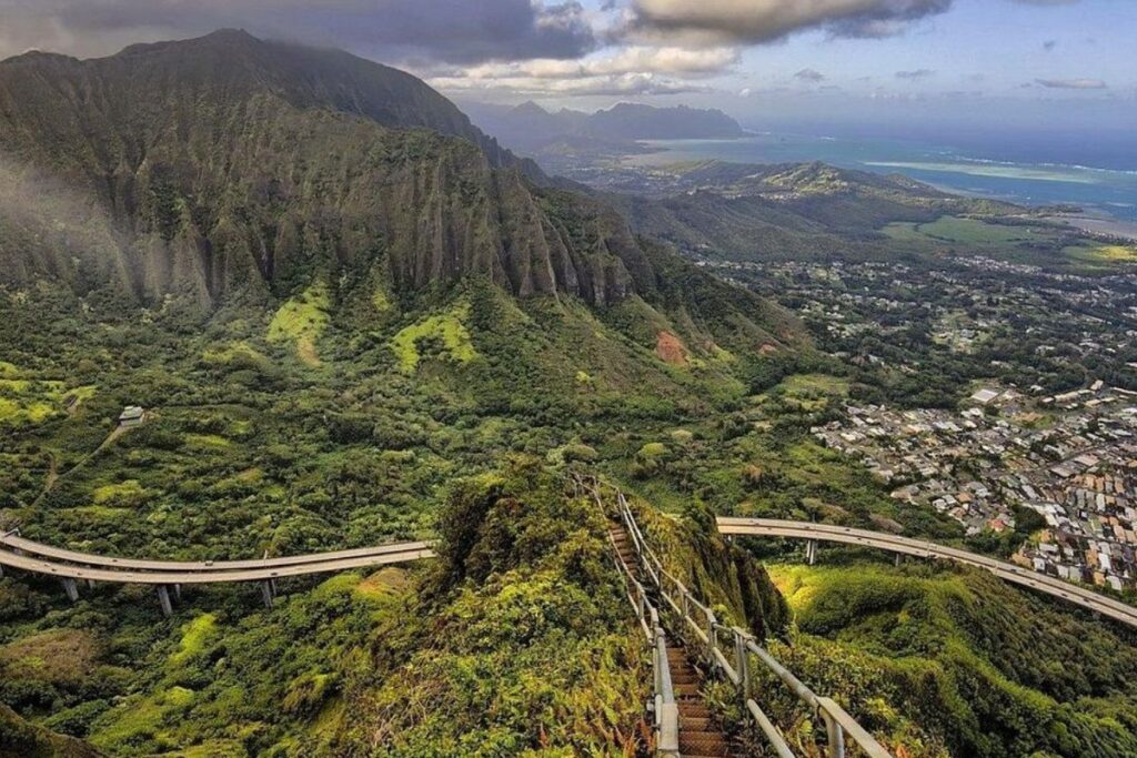 Escalier métallique des Haiku Stairs sur une crête verdoyante de l’île d’Oahu, Hawaï