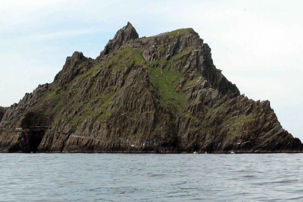 Escalier de pierre et ruines monastiques sur l’île de Skellig Michael, au large du Kerry en Irlande