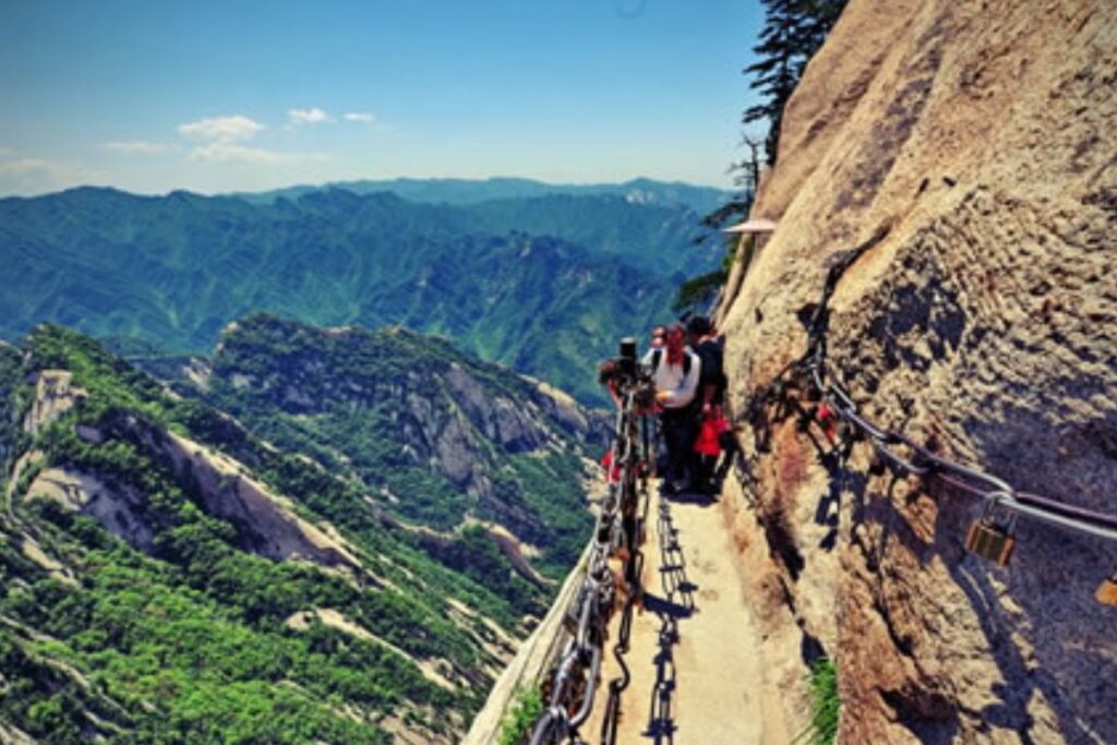 Passage de planches en bois accroché à la paroi du mont Huashan, province du Shaanxi en Chine