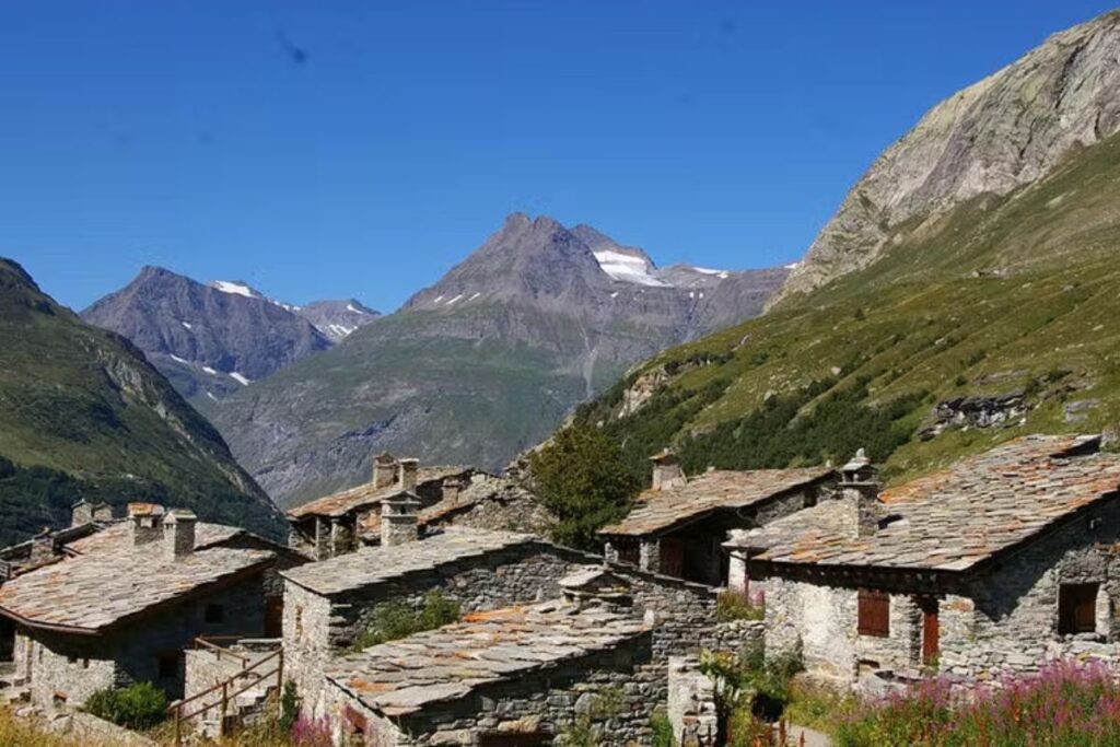 Maisons de pierre aux toits de lauze du village de Bonneval-sur-Arc, en Haute-Maurienne