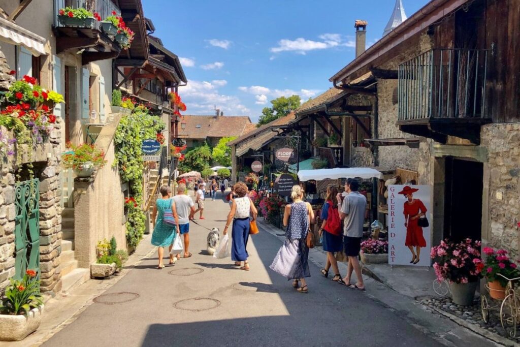 Ruelles fleuries et remparts du bourg médiéval d’Yvoire au bord du lac Léman