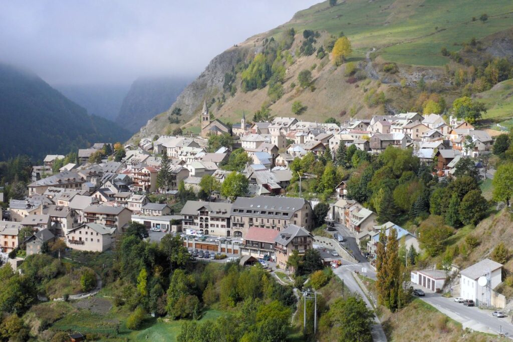 Le village de La Grave dominé par la Meije et ses glaciers, dans les Hautes-Alpes