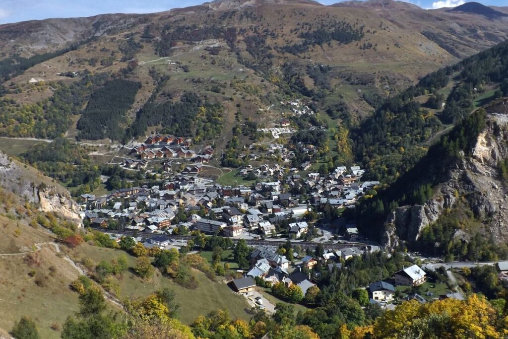 Le village de Valloire et ses alpages au printemps, en Savoie