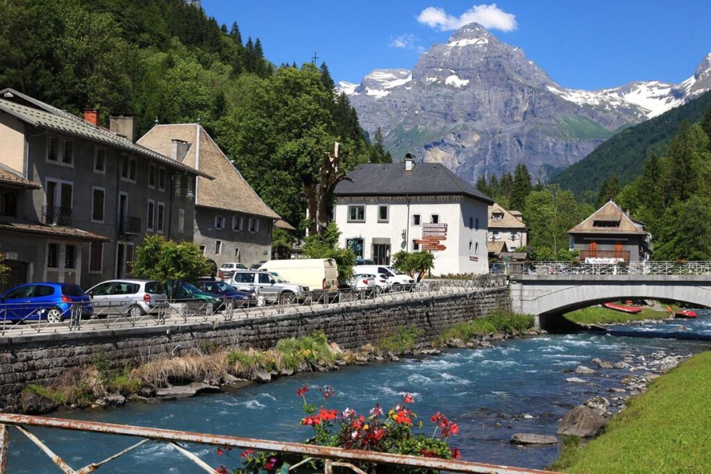 Falaises et cascades du cirque du Fer-à-Cheval à Sixt, en Haute-Savoie
