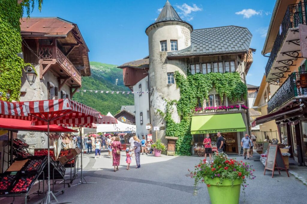 Centre historique de Samoëns et ses montagnes au printemps, vallée du Giffre