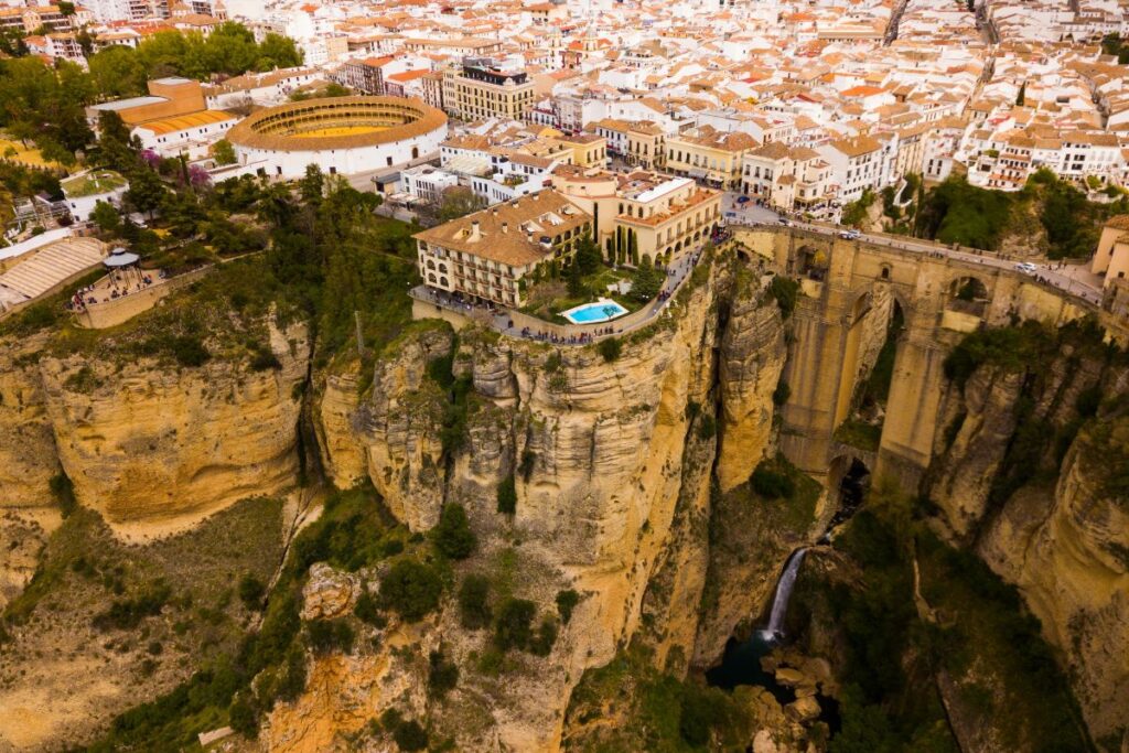 Le Puente Nuevo de Ronda enjambant la gorge du Tajo, avec les maisons blanches construites au bord de la falaise, en Andalousie