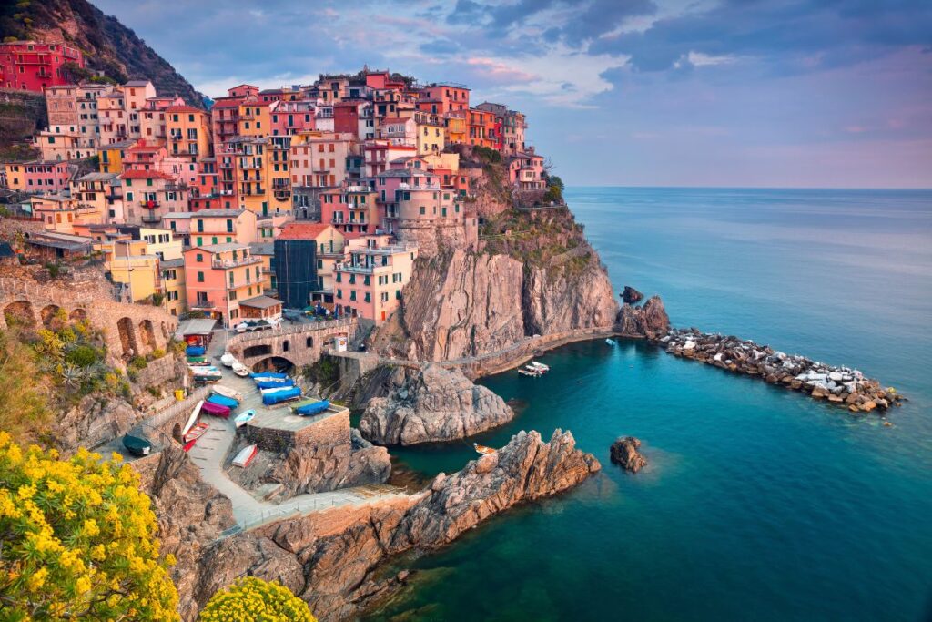 Les maisons colorées de Manarola empilées sur un éperon rocheux au-dessus de la mer Ligure, aux Cinque Terre, en Italie