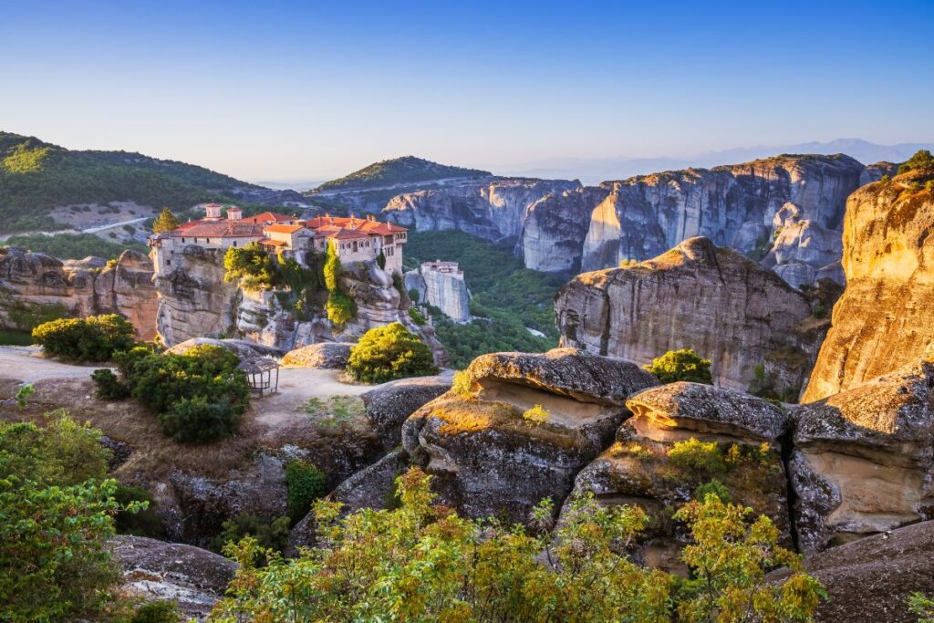 Monastère de Meteora construit au sommet d’un piton de grès au-dessus de la plaine de Thessalie, près de Kalambaka, en Grèce