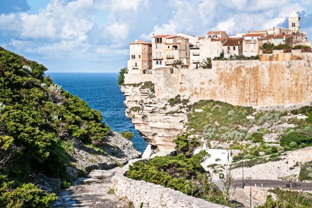 Les maisons de la ville haute de Bonifacio au bord des falaises de calcaire blanc surplombant la mer, en Corse-du-Sud