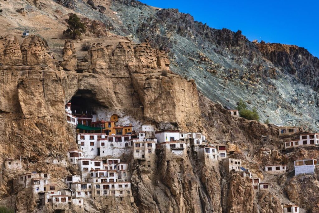 Le monastère de Phugtal construit autour d’une grotte dans une falaise au-dessus de la rivière Lungnak, au Zanskar, dans l’Himalaya indien