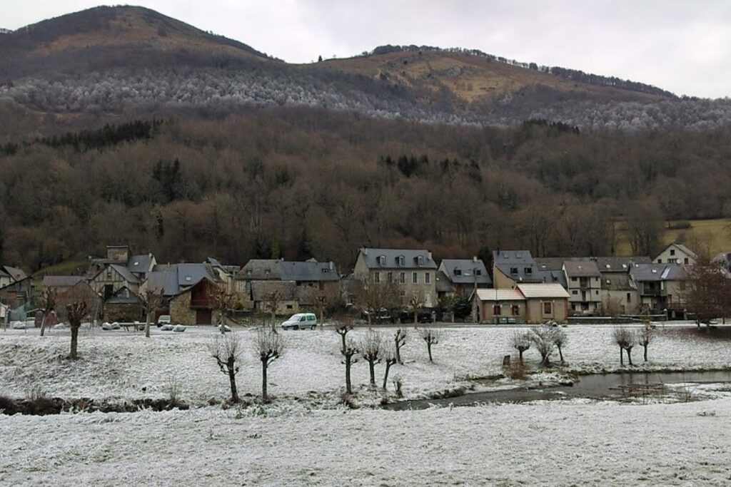 Village de montagne en pierre entouré de forêts dans les Pyrénées ariégeoises