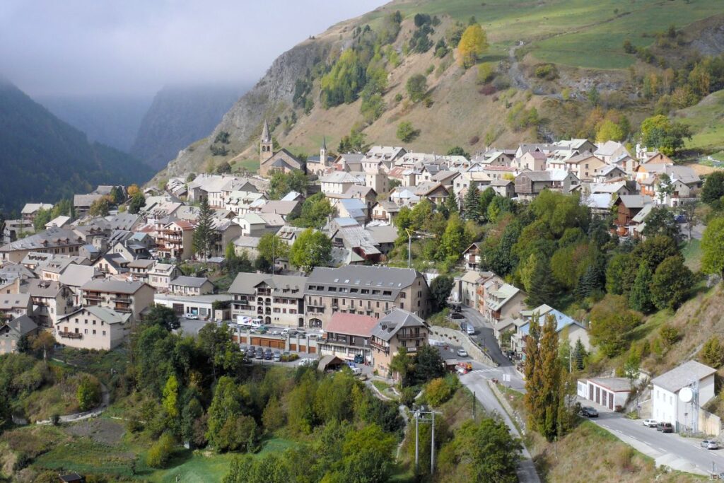 Village de La Grave au pied des glaciers de la Meije dans les Hautes-Alpes