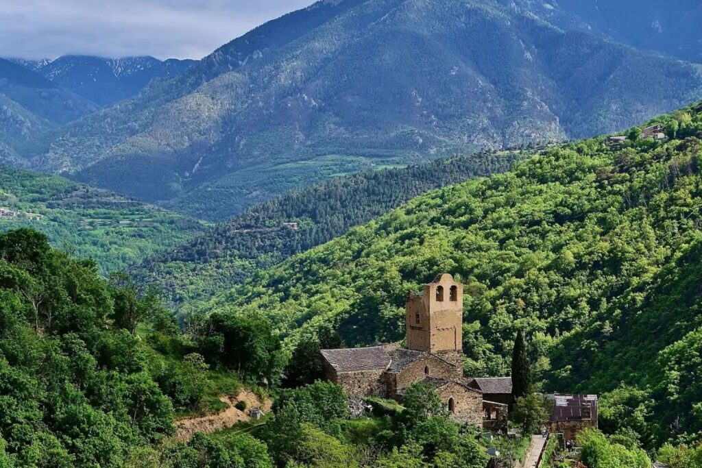 Maisons de pierre et toits de lauze du village médiéval d’Évol dans le Conflent