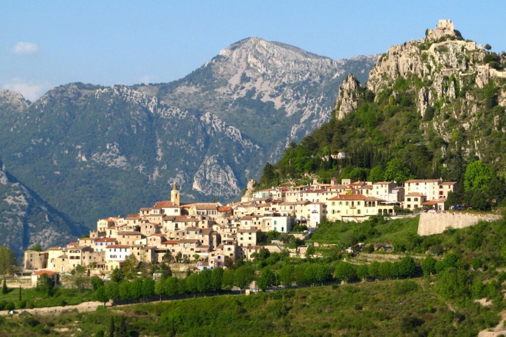 Village perché de Sainte-Agnès dominant la Méditerranée au-dessus de Menton