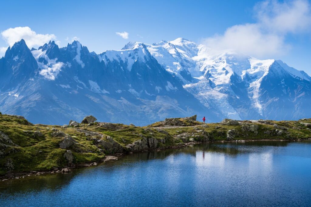 Vallée de Chamonix et massif du Mont-Blanc encore enneigés au printemps
