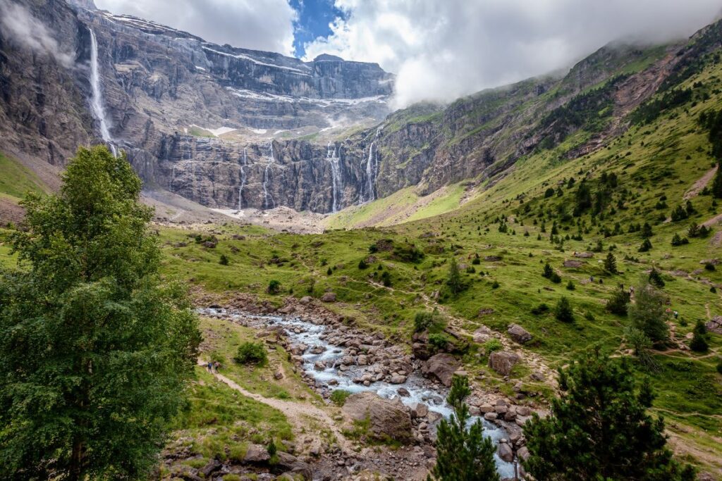 Cirque de Gavarnie et ses hautes parois calcaires dans les Hautes-Pyrénées