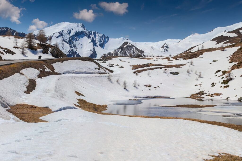 Col de Vars sous la neige en hiver, sommets enneigés des Hautes-Alpes
