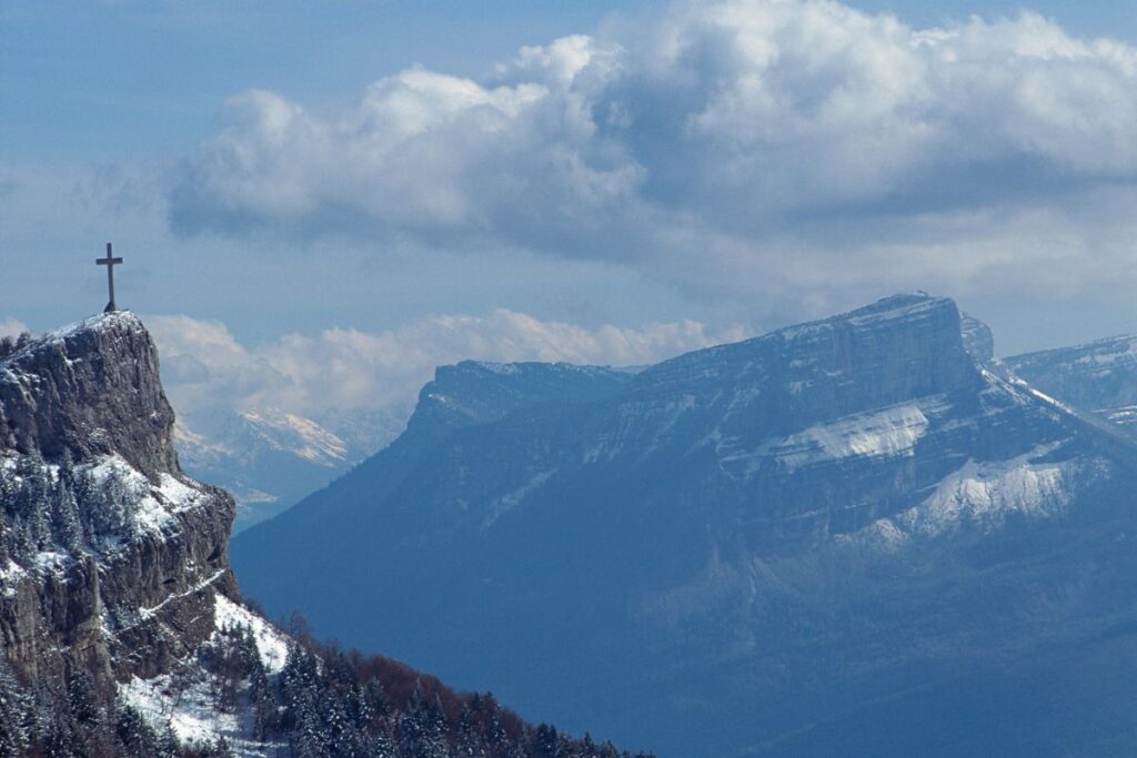 La croix du Nivolet dominant Chambéry et le lac du Bourget en Savoie