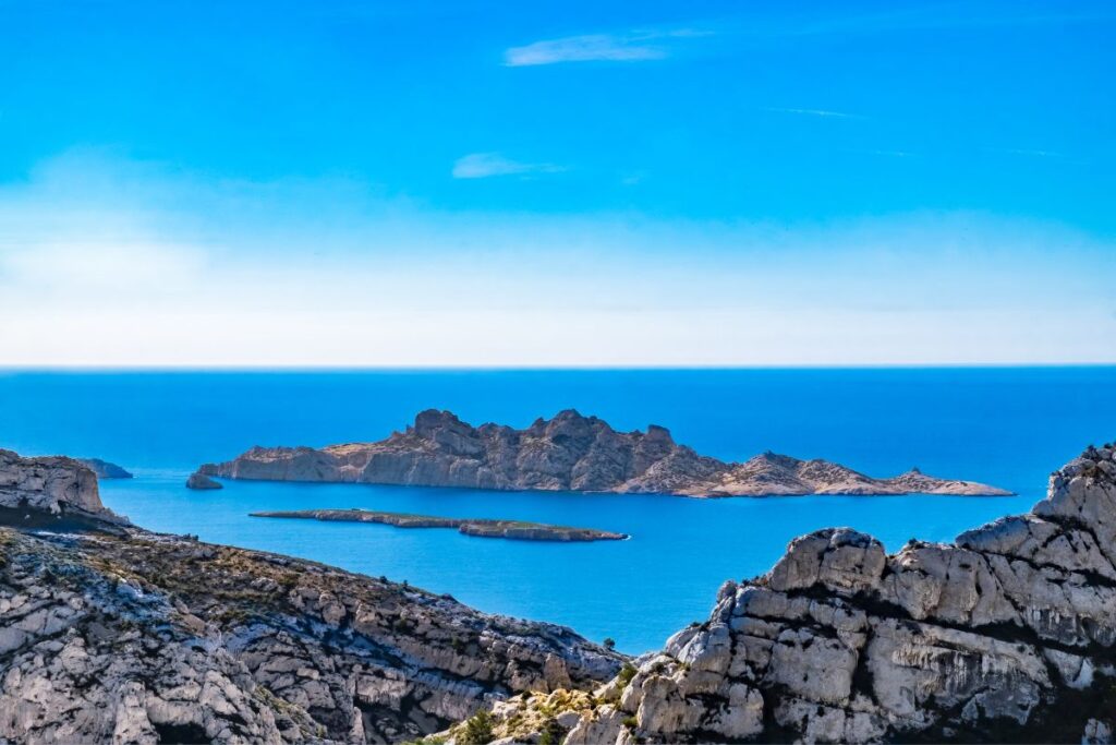 Île de Riou, falaises calcaires blanches au large des calanques de Marseille