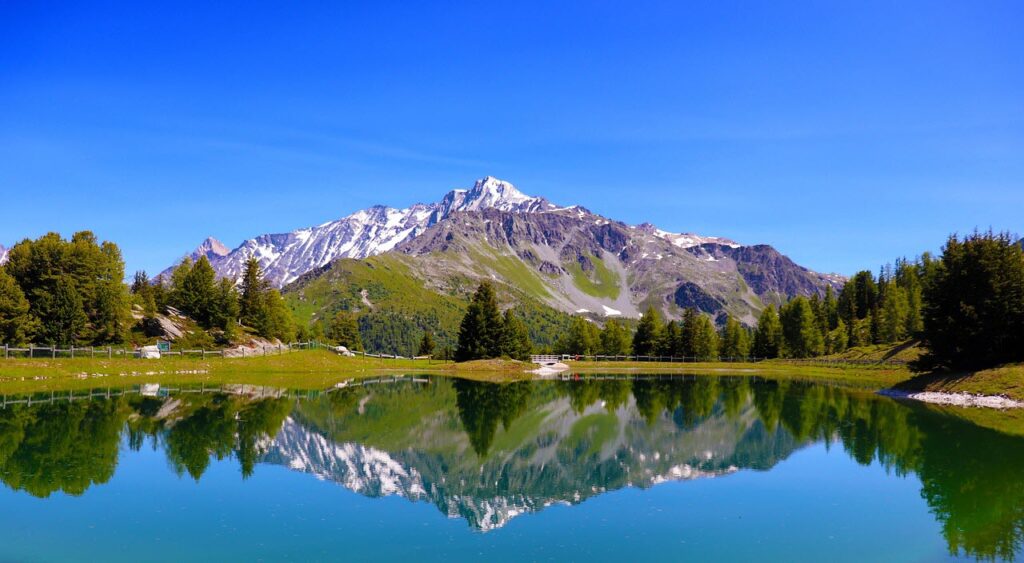 Alpages et sommets du massif du Beaufortain en Savoie en été