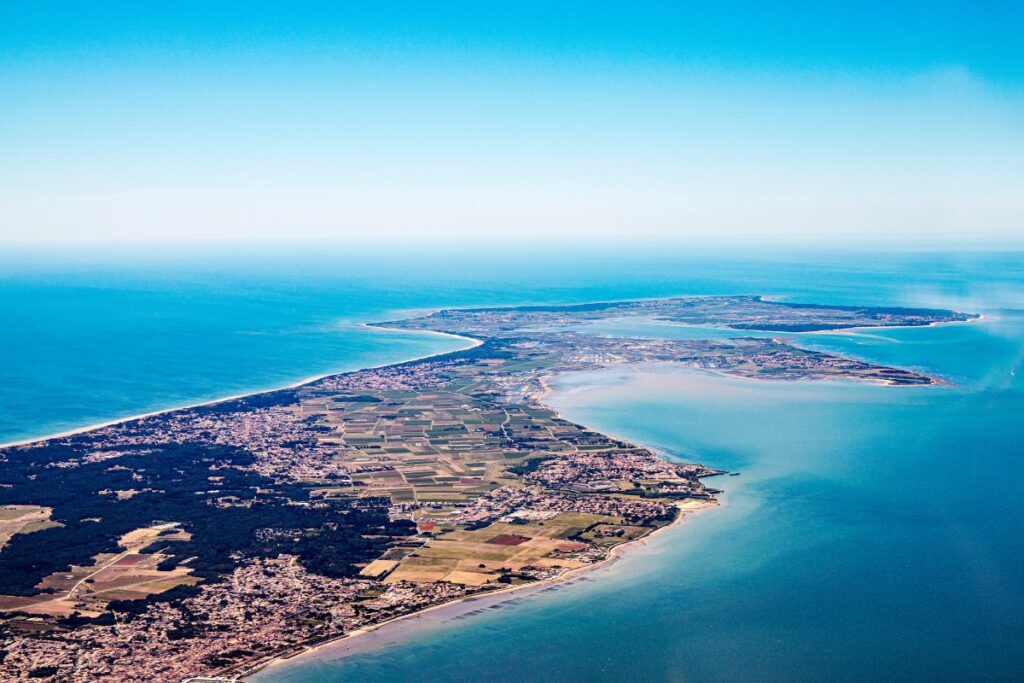 Île d’Oléron, sentier littoral entre forêt de pins maritimes et plage atlantique