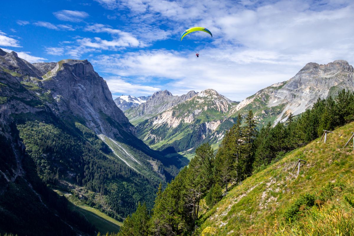 Randonnée et club vacances : 5 massifs français où allier marche et détente
