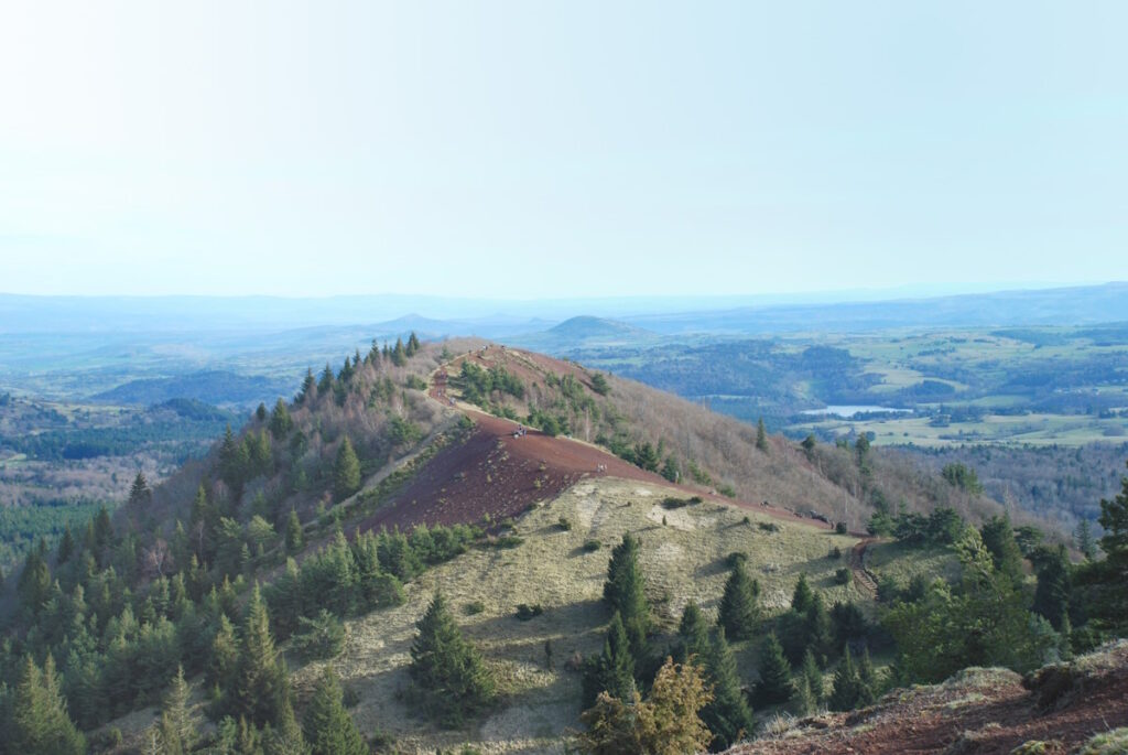 Cratère égueulé du puy de la Vache et scories rouges dans la Chaîne des Puys