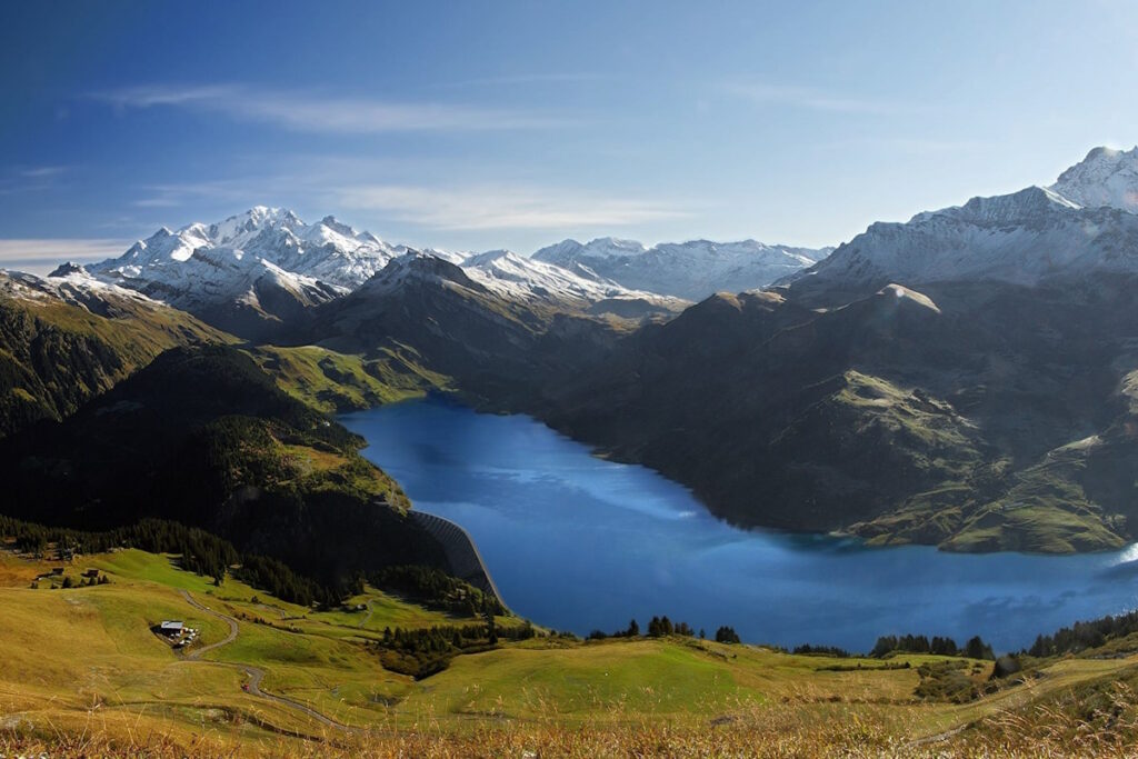 Lac de Roselend vu depuis le sommet de la Roche Parstire dans le Beaufortain