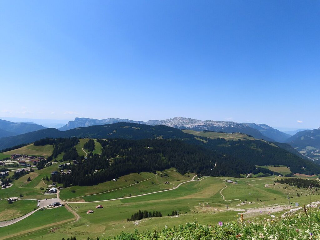 Alpages et chaîne des Aravis vus depuis le sommet de Beauregard à La Clusaz