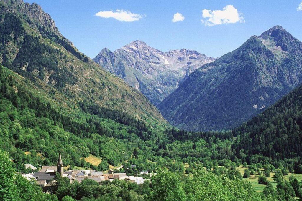 Maisons de pierre et toits pentus d’un hameau de Valjouffrey dans la vallée de la Bonne, en Isère