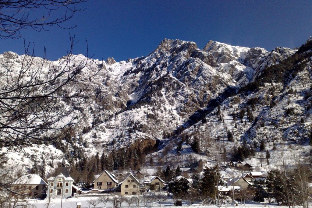 Sentier de randonnée dans un vallon d’alpage au-dessus de Valjouffrey, massif des Écrins