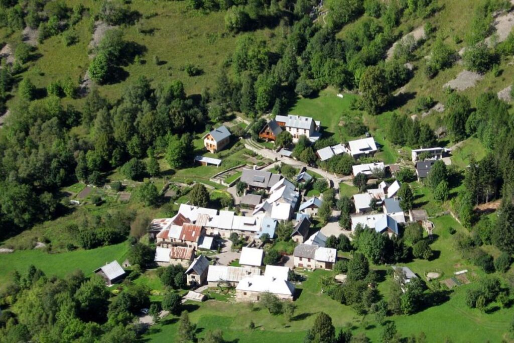 Panorama sur les sommets du massif des Écrins depuis les hauteurs de Valjouffrey