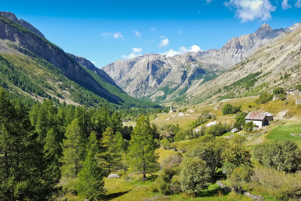 Sentier de grande randonnée serpentant dans un vallon d’alpage de la Haute-Ubaye