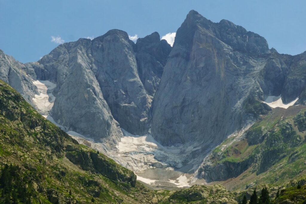 Face nord du Vignemale et vallée glaciaire en été, dans le Parc national des Pyrénées