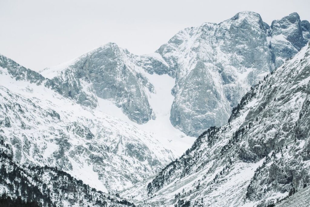 Le Vignemale enneigé en hiver, vu depuis la vallée