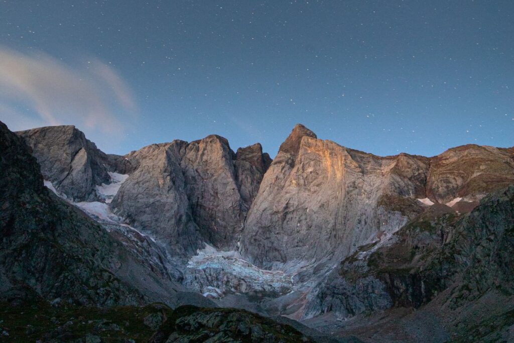 Le massif du Vignemale de nuit sous un ciel étoilé, Hautes-Pyrénées