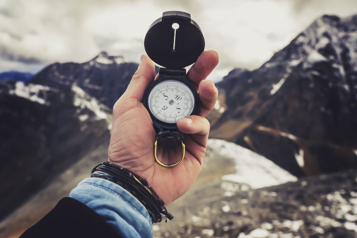Randonner 3 jours sans carte ni GPS : techniques d’orientation, risques et conseils