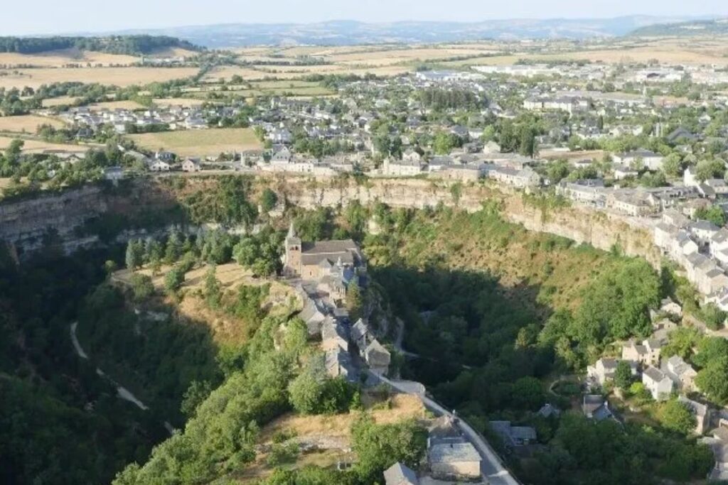 Trou de Bozouls en fer à cheval et village perché sur son éperon, Aveyron