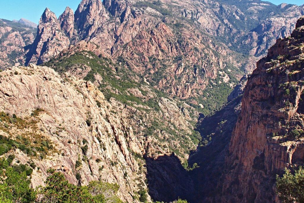 Pont génois au fond des gorges de Spelunca, entre Ota et Evisa en Corse