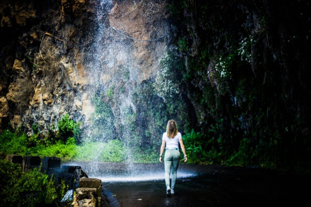 Cascata dos Anjos tombant de la falaise sur l’ancienne route côtière près de Ponta do Sol à Madère