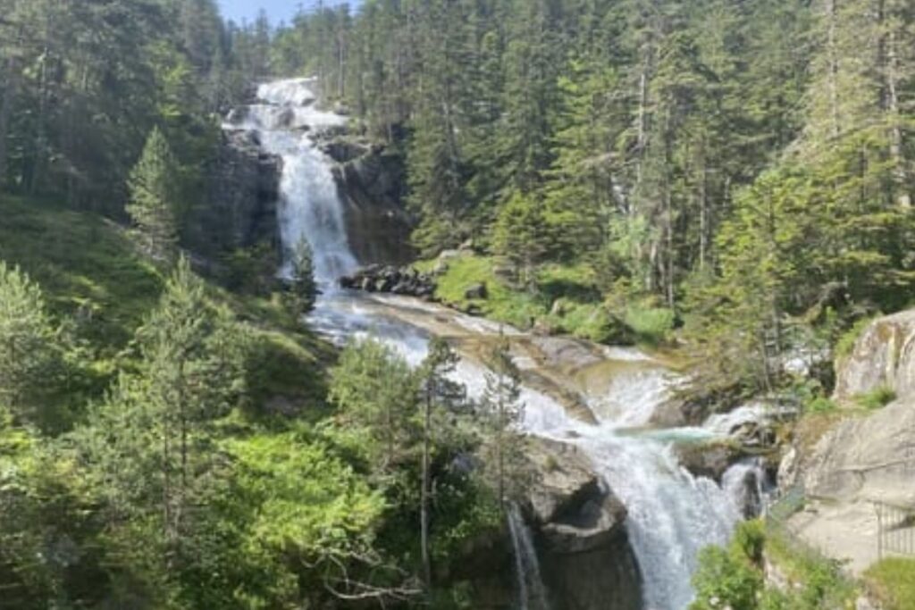Eau blanche de la cascade du Cerisey dans la forêt de la vallée du Jéret, Hautes-Pyrénées