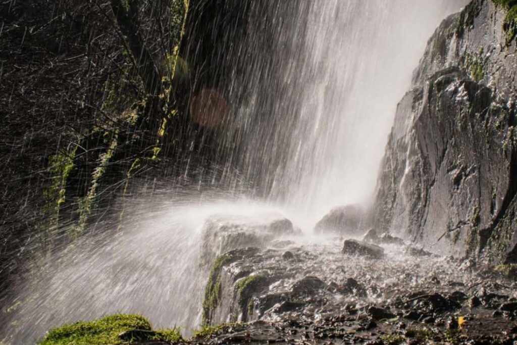 Cascade du Nideck tombant d’une paroi rocheuse au milieu de la forêt vosgienne