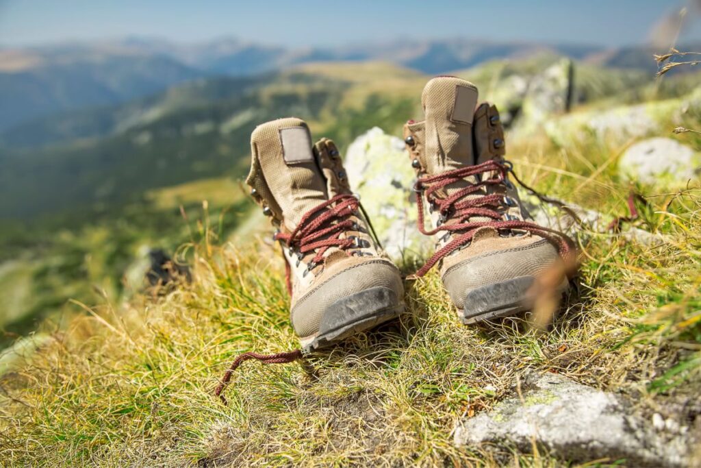 Chaussures de randonnée mid à tige montante sur un sentier de moyenne montagne