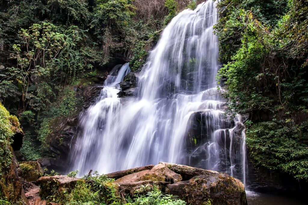 Belvédère du Kew Mae Pan dominant une mer de nuages au Doi Inthanon