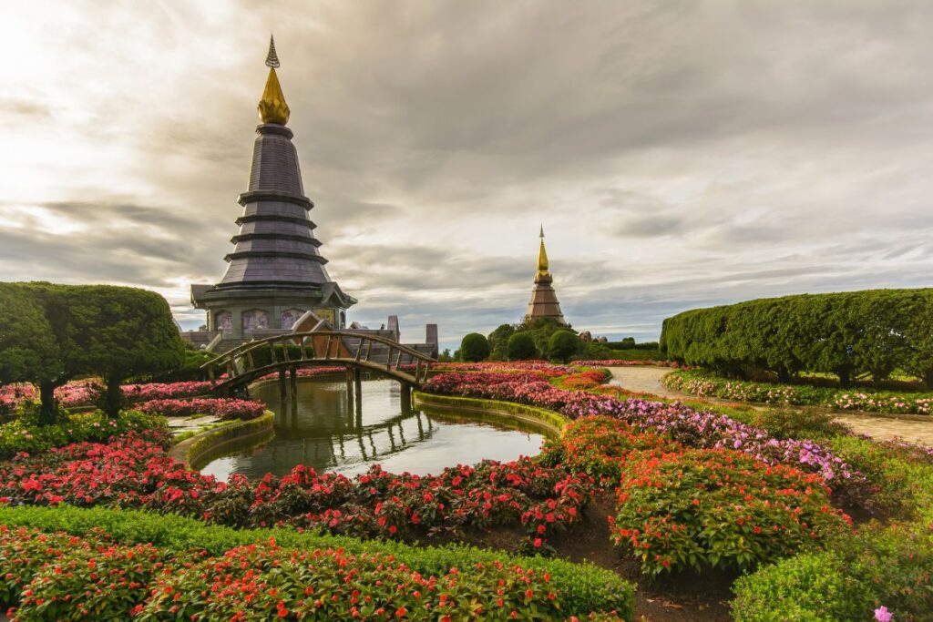 Randonneurs sur une passerelle en bois dans la végétation d’altitude du Doi Inthanon
