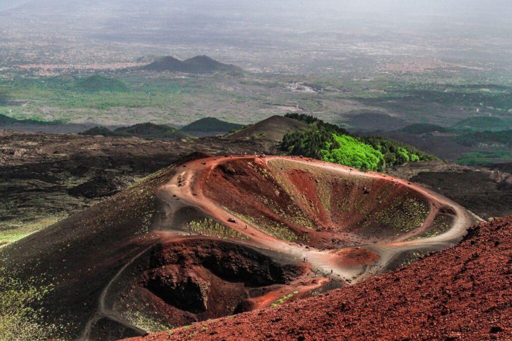 Pentes de l’Etna en Sicile, des vignes et vergers aux champs de lave noire