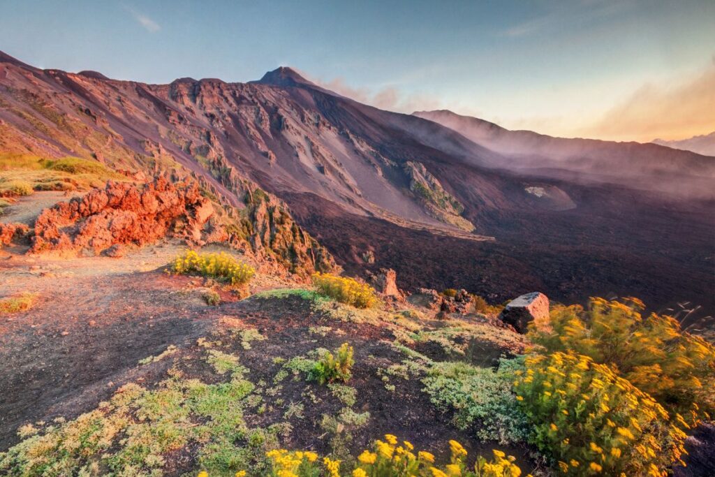 Randonneurs dans la cendre volcanique près des cratères de l’Etna, versant sud