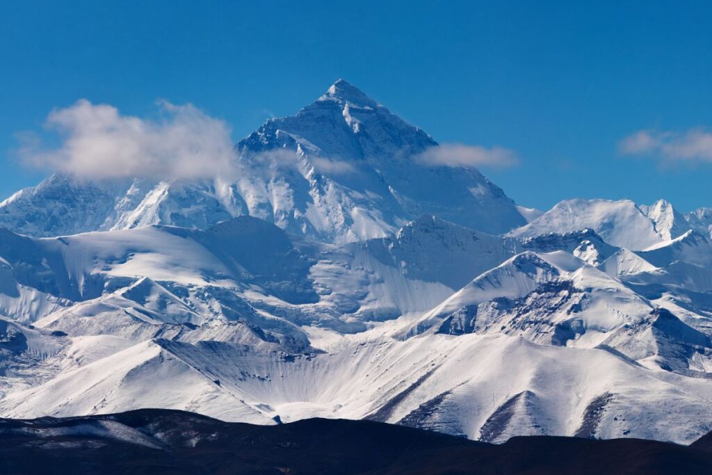 Camp d’altitude sous le sommet de l’Everest, tentes et alpinistes sur la neige