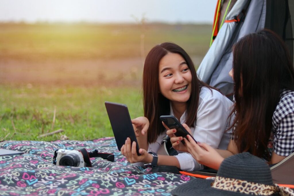Deux randonneuses au bivouac devant leur tente en pleine nature